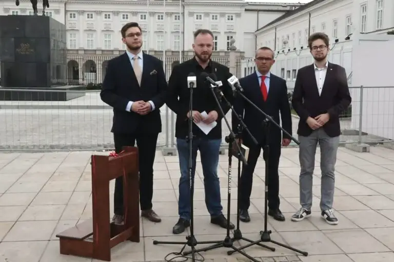 Witold Tumanowicz, Jakub Banaś i klęcznik / Foto: screen YouTube/Konfederacja