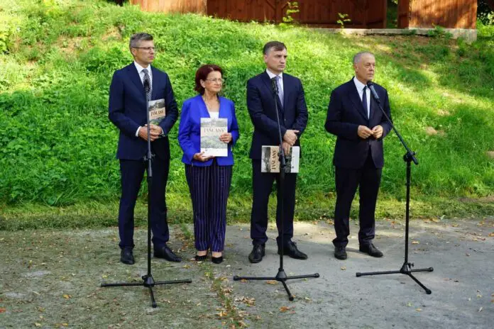 Maria Kurowska (druga od lewej) ze Zbigniewem Ziobro (trzeci od lewej) i pozostałymi kolegami partyjnymi.