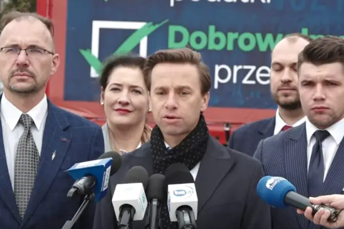 Krzysztof Bosak ogłasza, że Tir Wolności rusza w Polskę Źródło: YouTube / Konfederacja