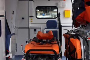 Wnętrze ambulansu. Ambulans. Karetka. Pogotowie.