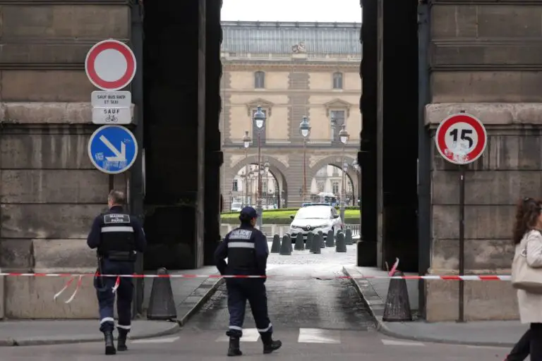 Francja, Paryż. Ewakuowane i zamknięte muzeum Pałacu Luwru. Foto: PAP/EPA