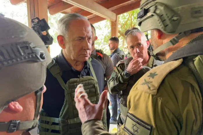 Premier Izraela Banjamin Netanjahu z żołnierzami IDF.