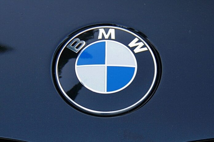 Logo BMW na masce samochodu. Zdjęcie ilustracyjne. Źródło: pixabay