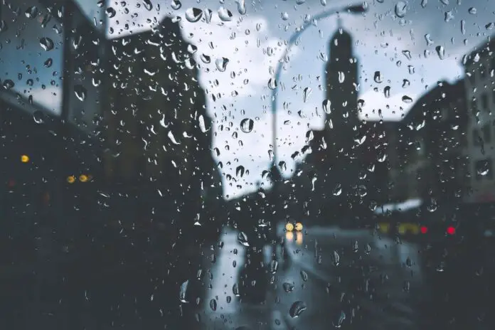 Deszcz w mieście. Zdjęcie ilustracyjne. Źródło: pixabay
