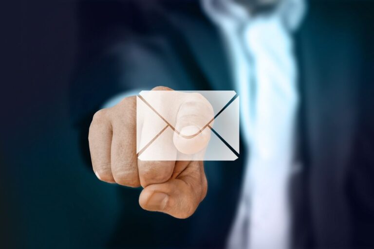 E-mail. Wiadomość. Poczta elektroniczna. Mail. Internet. Komunikacja. Biznes. Garnitur. Korespondencja. Inwigilacja.