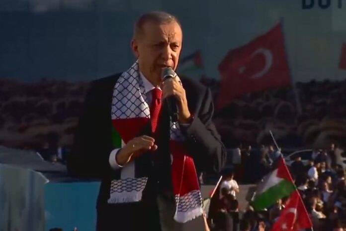 Prezydent Turcji Recep Tayyip Erdogan podczas wielotysięcznego wiecu poparcia dla Palestyny w Stambule. Foto: print screen x