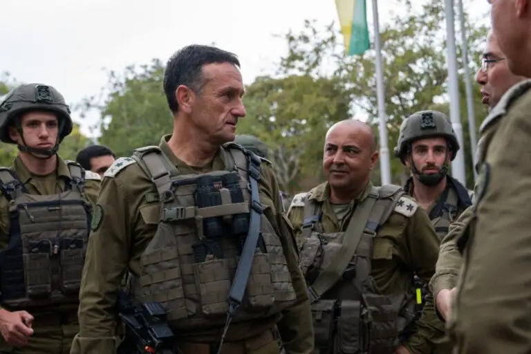 Gen. Herzi Halevi, szef Sztabu Generalnego Sił Obronnych Izraela (w środku_ z żołnierzami IDF. Foto: X/IDF