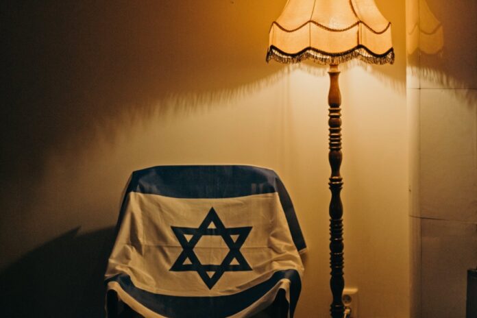 Flaga Izraela w ministerialnym gabinecie. Zdjęcie ilustracyjne: Pexels