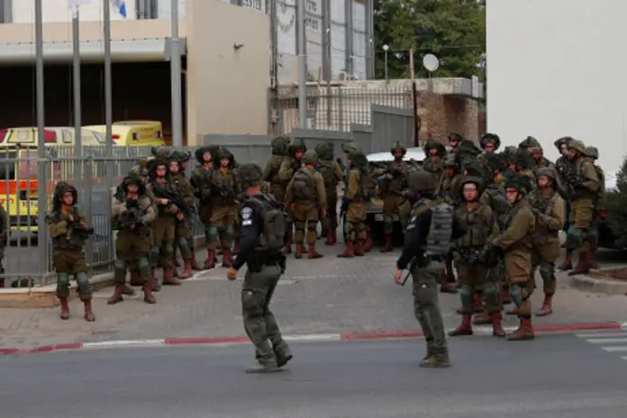 Izraelscy żołnierze na ulicach miasta Sderot.