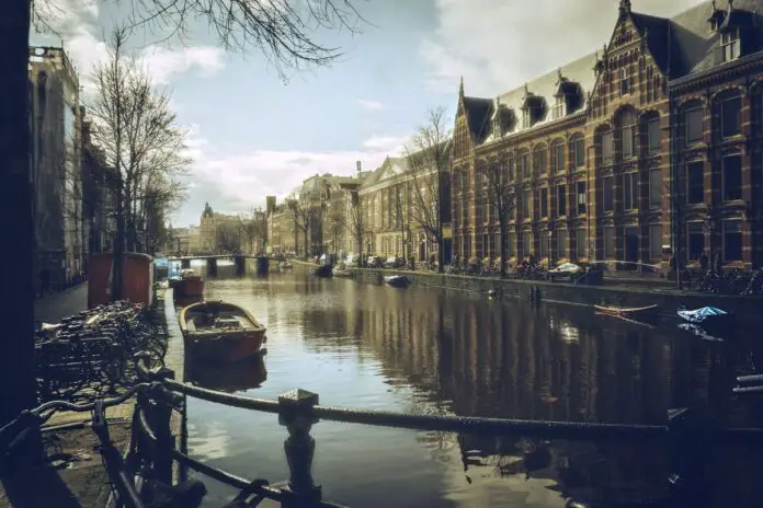 Kanał. Amsterdam. Holandia.
