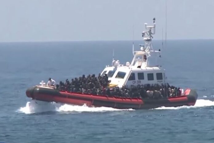 Napływ migrantów na Lampedusę.