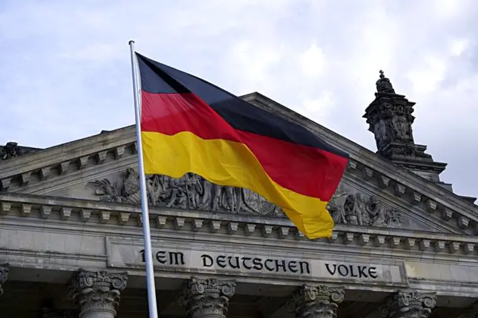 Niemcy. Niemiecka flaga przed siedzibą Bundestagu. Zdjęcie ilustracyjne. Źródło: pixabay