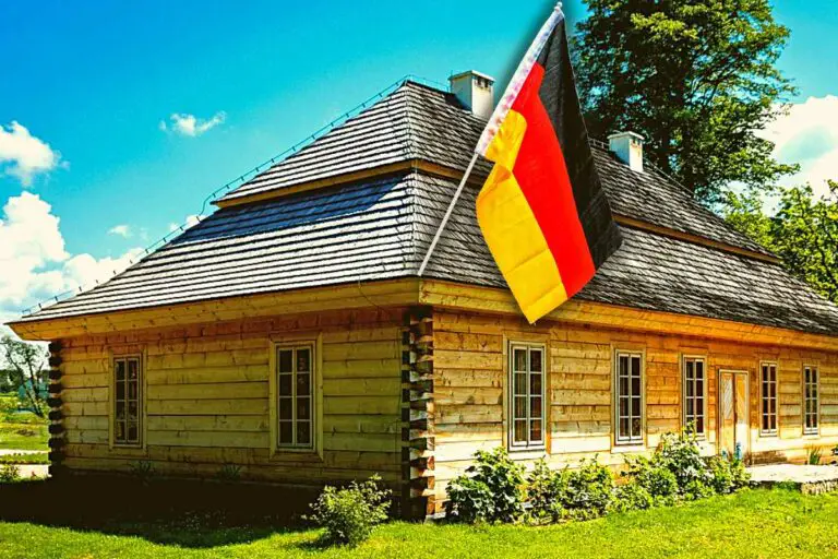 Dom. Drewniany dom. Flaga Niemiec. Niemcy.