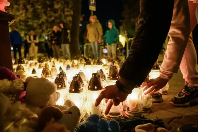 Poznański Łazarz. W miejscu, gdzie zamordowano 5-latka, ludzie stawiają znicze i zostawiają symboliczne misie.