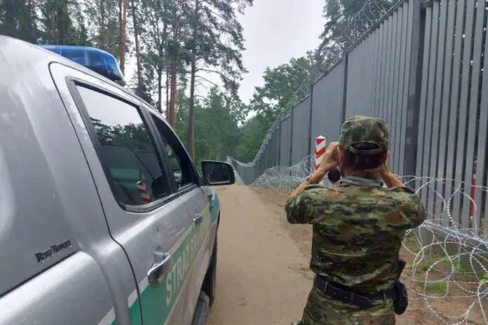 Funkcjonariuszka Straży Granicznej przy zaporze na granicy z Białorusią. Zdjęcie ilustracyjne. Źródło: x/@Straz_Grnaiczna