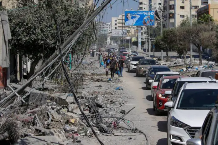 Palestyńczycy opuszczający północną część Strefy Gazy. W mieście Gaza są największe zniszczenia dokonane przez armię Izraela. Zdjęcie ilustracyjne. Źródło: PAP/EPA