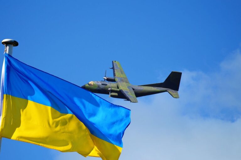 Samolot i ukraińska flaga.