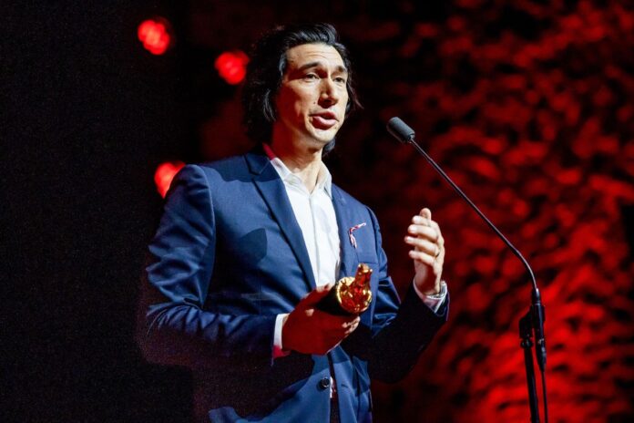 Toruń, 11.11.2023. Aktor Adam Driver odebrał nagrodę specjalną podczas gali otwarcia 31. edycji Międzynarodowego Festiwalu Filmowego EnergaCAMERIMAGE w CKK Jordanki w Toruniu, 11 bm. (mk/dw) PAP/Mikołaj Kuras