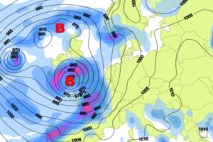 Huragan Ciaran przyniósł duże zniszczenia i ofiary śmiertelne. Fot. ilustr. Mapa pogodu screen TV