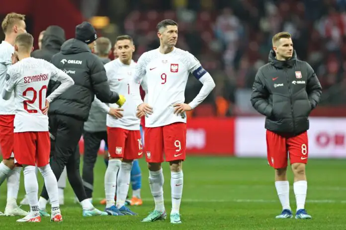 Polska reprezentacja (na pierwszym planie Robert Lewandowski) w chwilę po zremisowanym meczu z Czechami w ramach eliminacji do Euro 2024. Zdjęcie: PAP