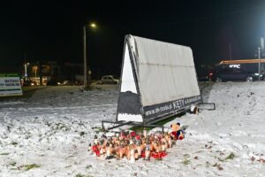 Andrychów. Pod tą reklamę kilka godzin w środku dnia leżała 14-latka z Sułkowic. Foto: PAP