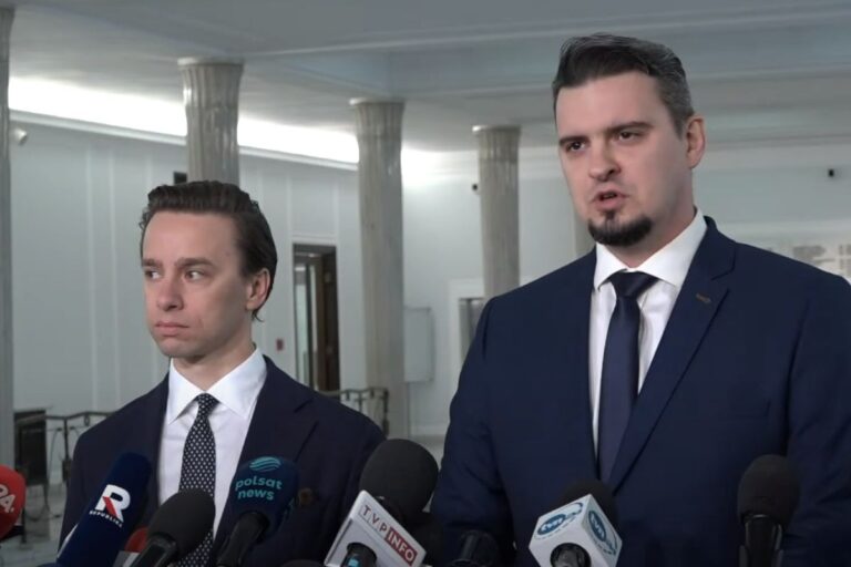 Krzysztof Bosak i Gabriel Krynicki podczas konferencji prasowej. Mówią o działaniach ukraińskiego oligarchy Andrija Werewskiego.