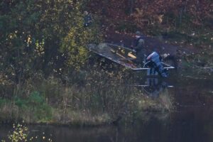 Funkcjonariusze służb w okolicach zbiornika wodnego Lepusz w otulinie Trójmiejskiego Parku Krajobrazowego. To tutaj znaleziono ciało Grzegorza Borysa.