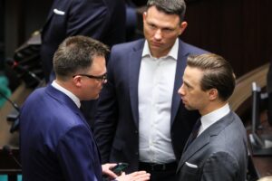 Szymon Hołownia, Sławomir Mentzen i Krzysztof Bosak na sali sejmowej. Foto: PAP