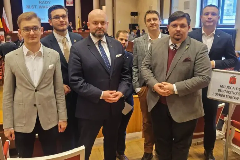 Przedstawiciele Konfederacji podczas sesji Rady Miasta. Zdjęcie Twitter/Bartłomiej Pejo