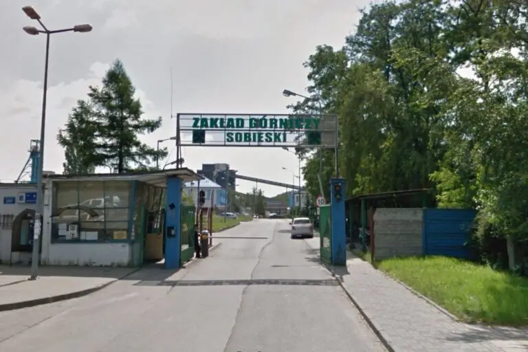 Brama wjazdowa na teren kopalni Sobieski w Jaworznie. Zdjęcie ilustracyjne. Foto: google street view