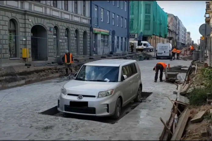 Samochód zaparkowany na ul. Legionów. Łódź. Remont ul. Legionów.