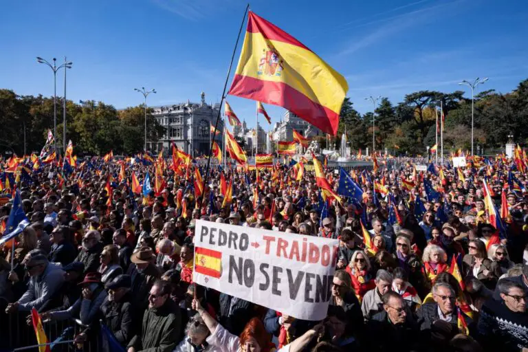 Tysiące ludzi demonstrowało w Madrycie przeciwko socjalistycznym rządom Pedro Sancheza. Foto: PAP/Abaca