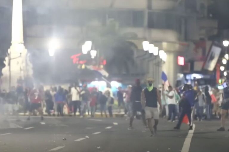 Kadr z protestów w Panamie.