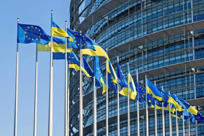 Flagi Ukrainy i Unii Europejskiej. Zdjęcie: Pixabay