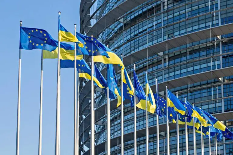 Flagi Ukrainy i Unii Europejskiej. Zdjęcie: Pixabay