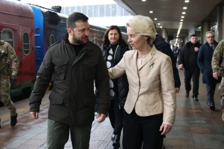 Przewodnicząca Komisji Europejskiej Ursula von der Leyen witana przez prezydenta Ukrainy Wołodymyra Zełenskiego na dworcu w Kijowie. Foto: x/Ursula von der Leyen