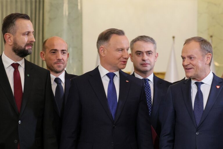 Prezydent RP Andrzej Duda (C), premier Donald Tusk (P) wicepremier, minister obrony narodowej Władysław Kosiniak-Kamysz (L), wicepremier, minister cyfryzacji Krzysztof Gawkowski (2P) oraz minister aktywów państwowych Borys Budka (2L)