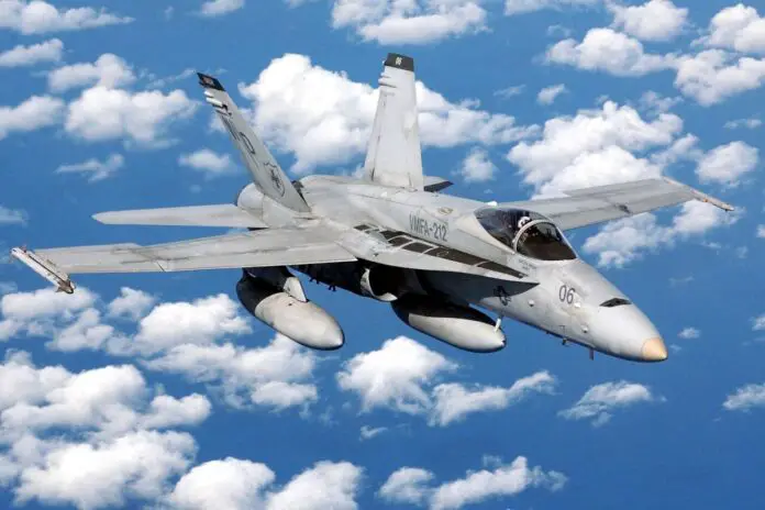 F/A-18 Hornet – amerykański pokładowy samolot naddźwiękowy, samolot myśliwski i myśliwiec wielozadaniowy zdolny do działań w każdych warunkach atmosferycznych. Foto: wikimedia