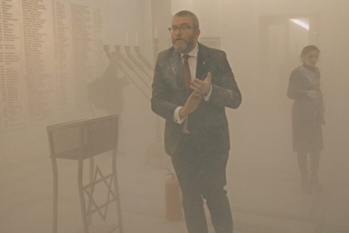 Grzegorz Braun w chwilę po zgaszeniu gaśnicą chanukii w Sejmie. Zdjęcie: PAP