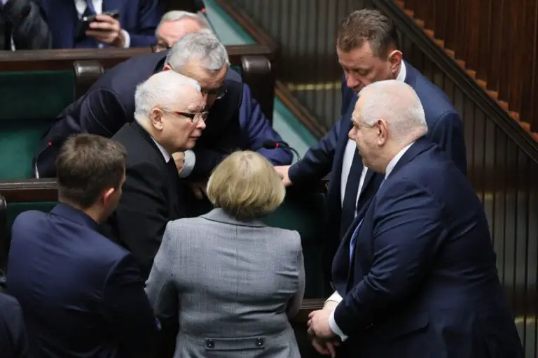 Prezes PiS Jarosław Kaczyński (L), poseł Andrzej Adamczyk (L-tył), poseł Mariusz Błaszczak (P), poseł Jacek Sasin (2P) i posłanka Barbara Bartuś (C) na sali obrad Sejmu.