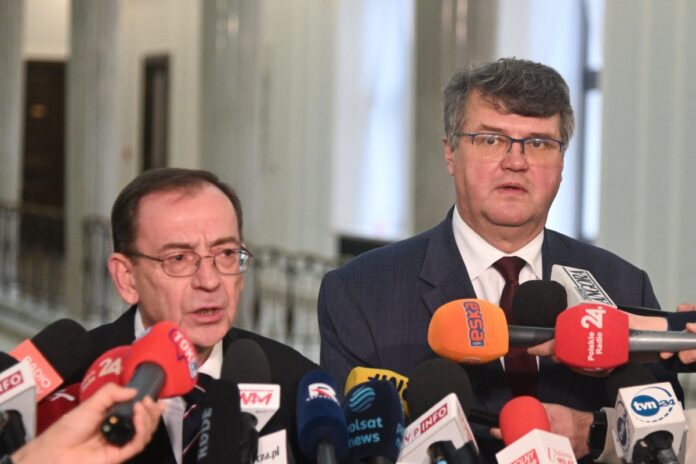 Posłowie PiS Mariusz Kamiński (L) i Maciej Wąsik (P) podczas konferencji prasowej w Sejmie. Foto: PAP