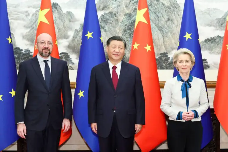 Szef Rady Europejskiej Charles Michel, prezydent Chin Xi Jinping, przewodnicząca Komisji Europejskiej Ursula von der Leyen. Foto: PAP/EPA