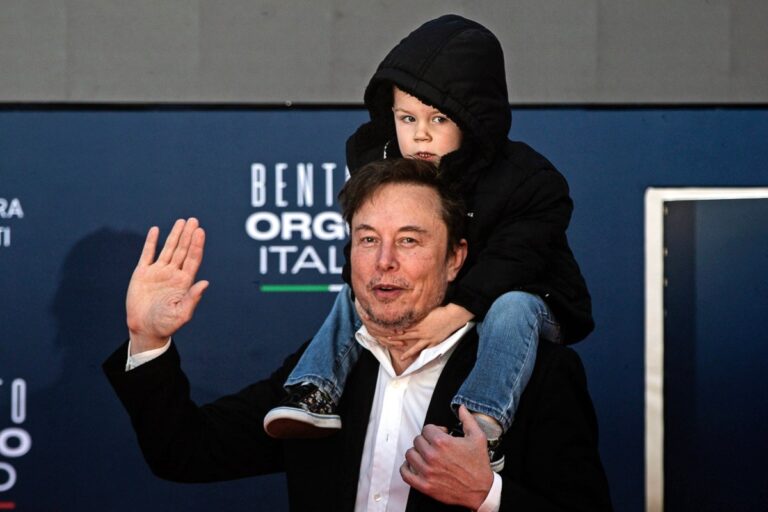 Elon Musk z jednym ze swych synów