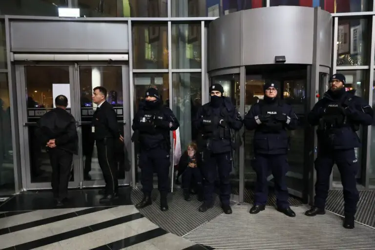 Policja przed siedzibą TVP.
