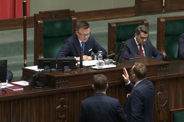 Posłowie PiS dyskutują z marszałkiem Szymonem Hołownią.