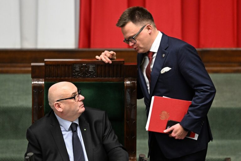 Marszałek Sejmu Szymon Hołownia (P) i wicemarszałek Piotr Zgorzelski (L) na sali obrad Sejmu. Foto: PAP