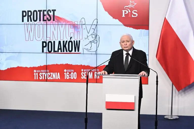 Prezes Prawa i Sprawiedliwości Jarosław Kaczyński podczas konferencji prasowej w siedzibie ugrupowania przy ulicy Nowogrodzkiej w Warszawie, 3 bm.