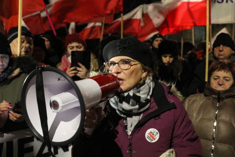 Posłanka PiS Małgorzata Gosiewska (C) na proteście pod Zakładem Karnym w Przytułach Starych, 14 bm. gdzie przebywa były sekretarz stanu w Ministerstwie Spraw Wewnętrznych i Administracji Maciej Wąsik. (ad) PAP/Paweł Supernak