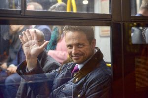 Rafał Trzaskowski w autobusie