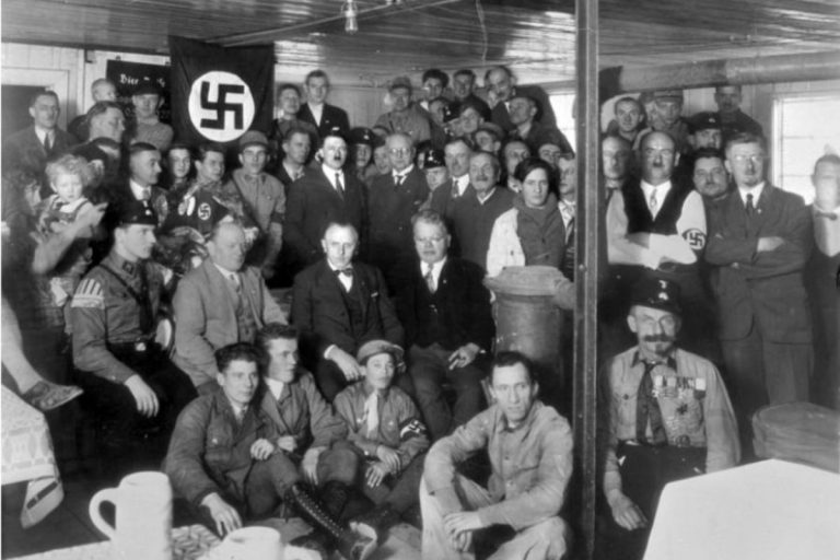 Adolf Hitler na spotkaniu z narodowymi socjalistami/ Faszyzm nazizm Niemcy narodowy socjalizm
